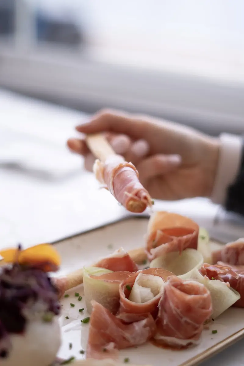 Jamón curado servido en finas lonchas enrolladas