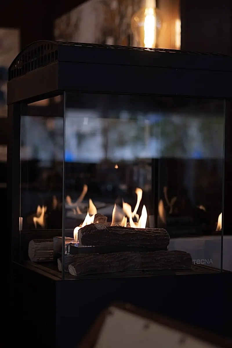 Chimenea encendida en la sala