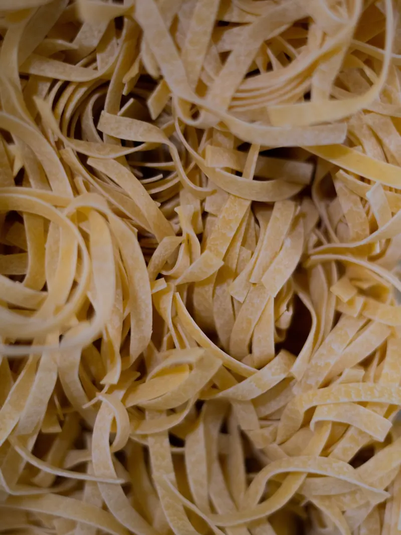 Tagliatelle frescas recién cortadas