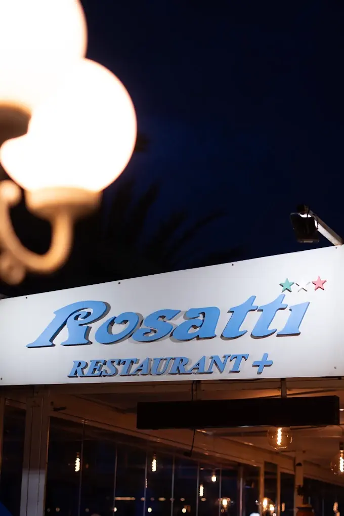 El rótulo de Rosatti Restaurant en la fachada, de noche