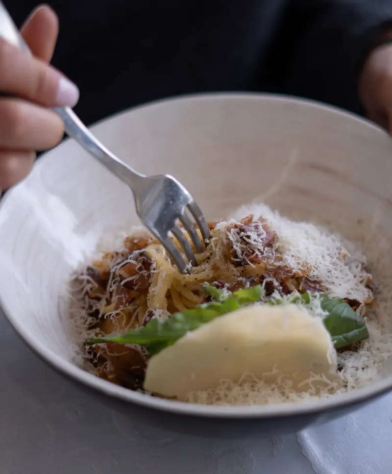 Pasta con parmesano rallado y albahaca