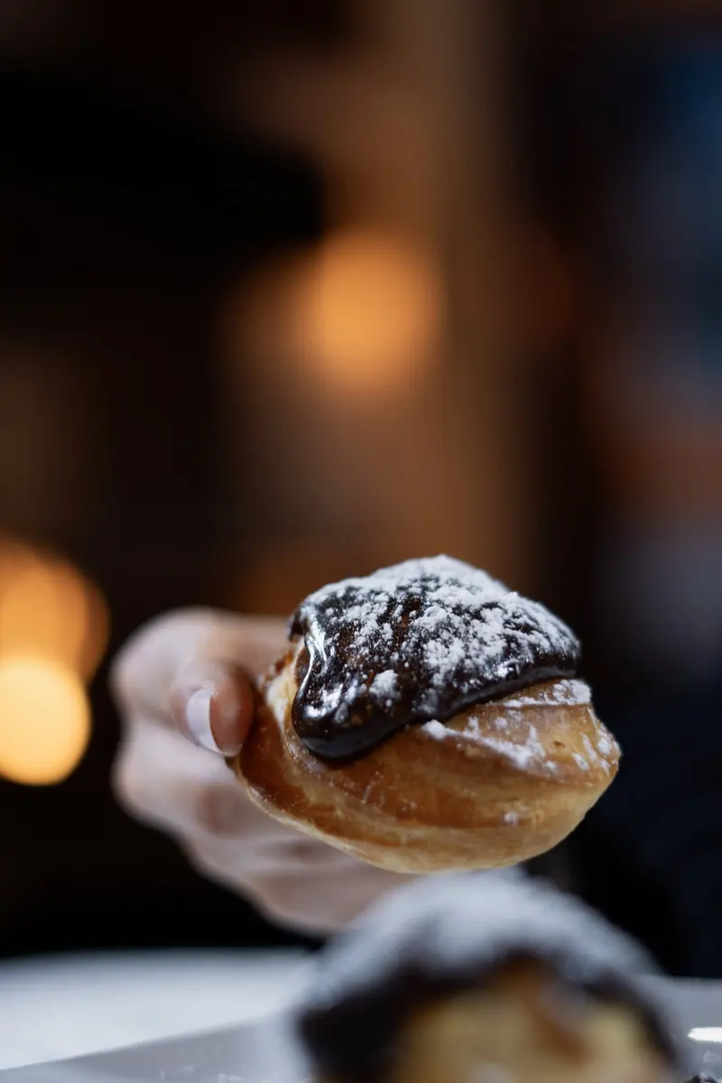 Profiterol con cobertura de chocolate