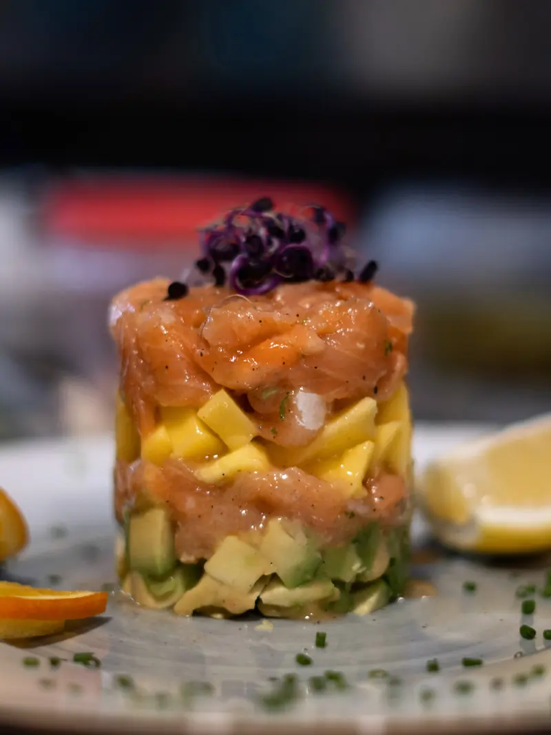 Tartar de salmón en capas con mango y aguacate