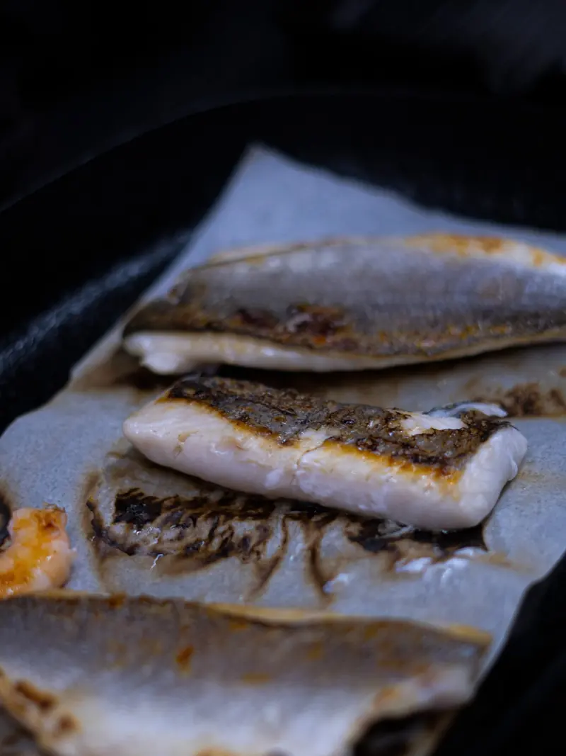 Filetes de pescado a la plancha con la piel dorada