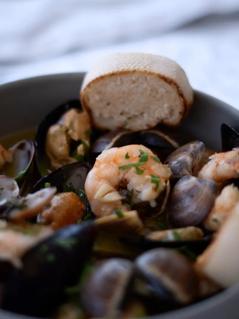 Gambas, almejas y mejillones salteados con pan tostado