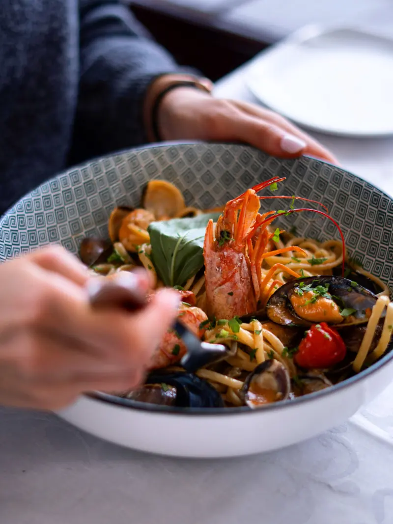 Pasta con mejillones, almejas y langostino en un bol de cerámica