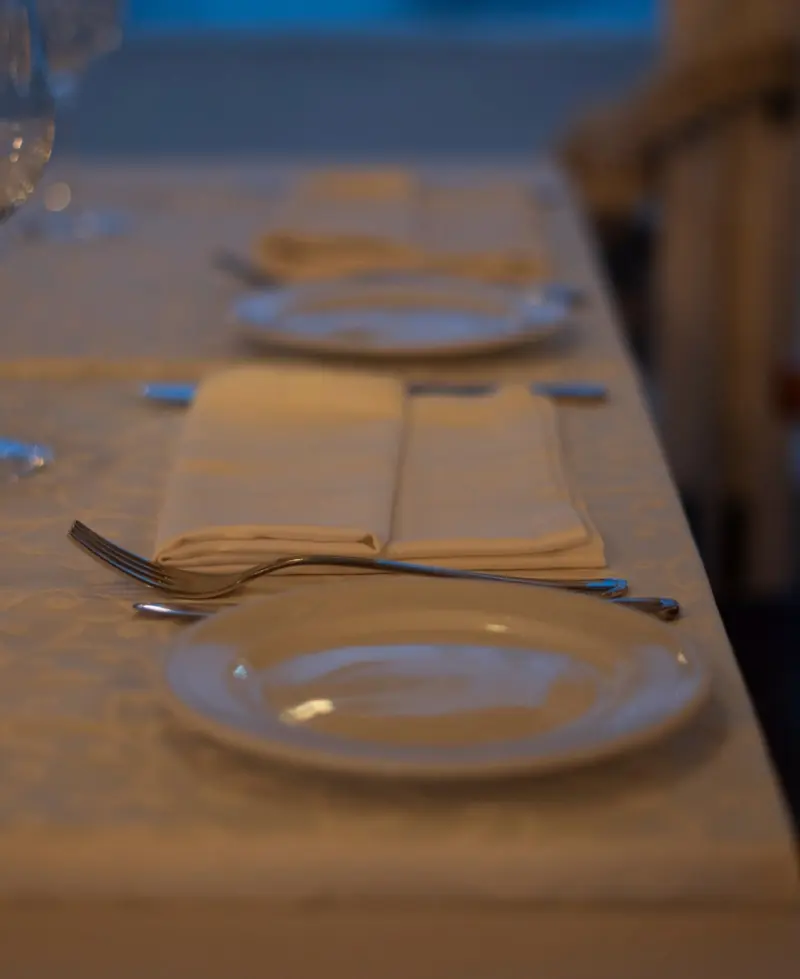 Mesa puesta con mantelería y cubiertos