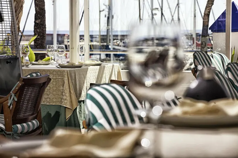 La terraza de día, con los mástiles del puerto al fondo