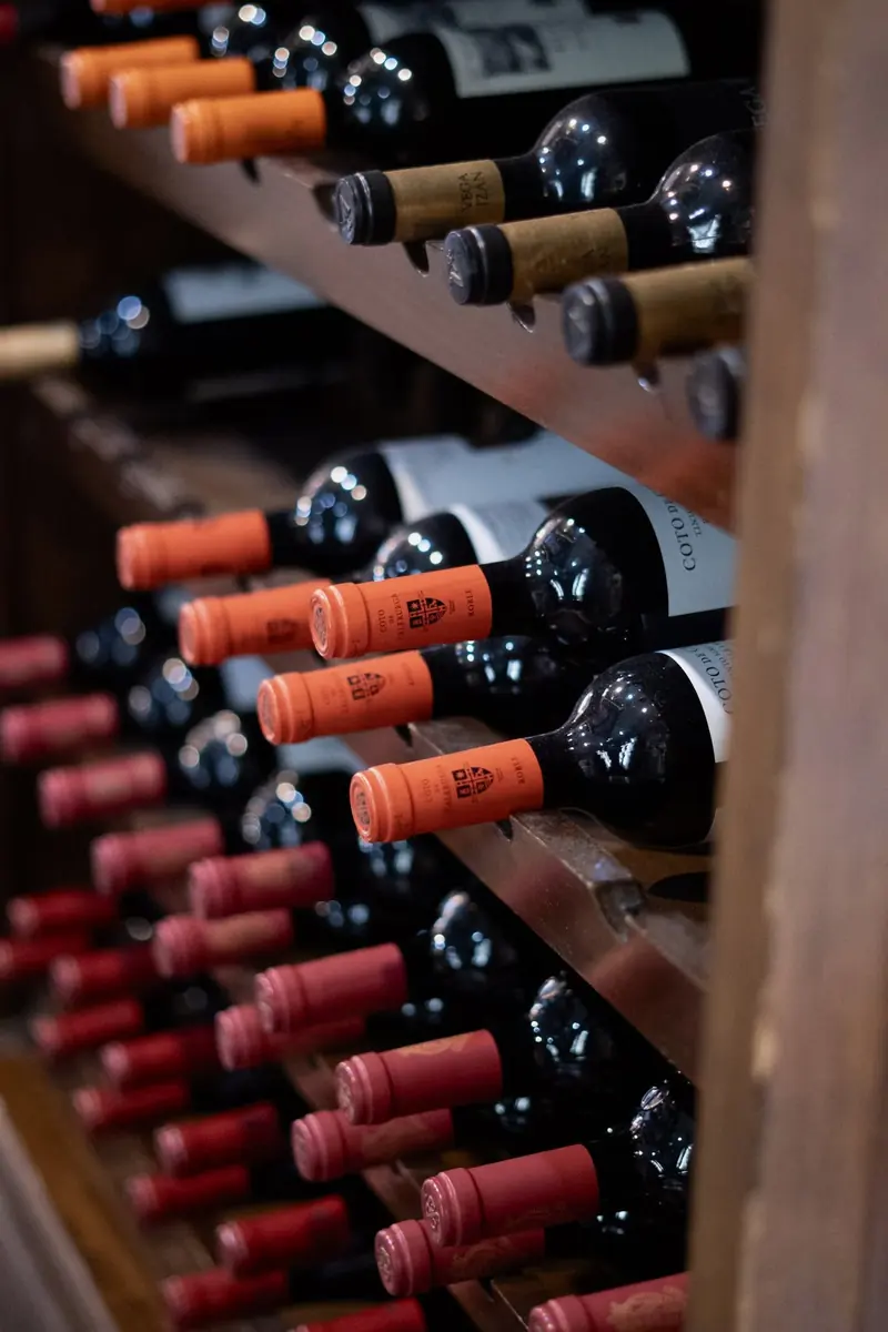 Botellas de vino tinto en el botellero